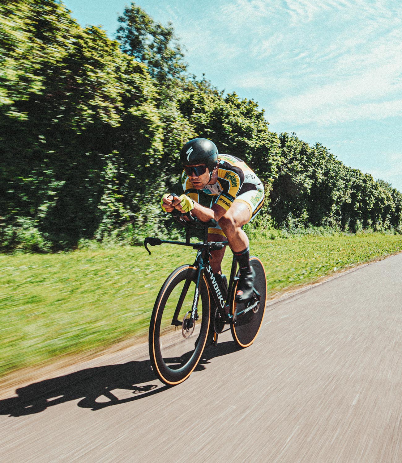 Rennradfahrer in Fahrt auf einer Straße, ausgestattet mit Helm und Radsport Sonnenbrille; Christoph Strasser © Lex Karelly