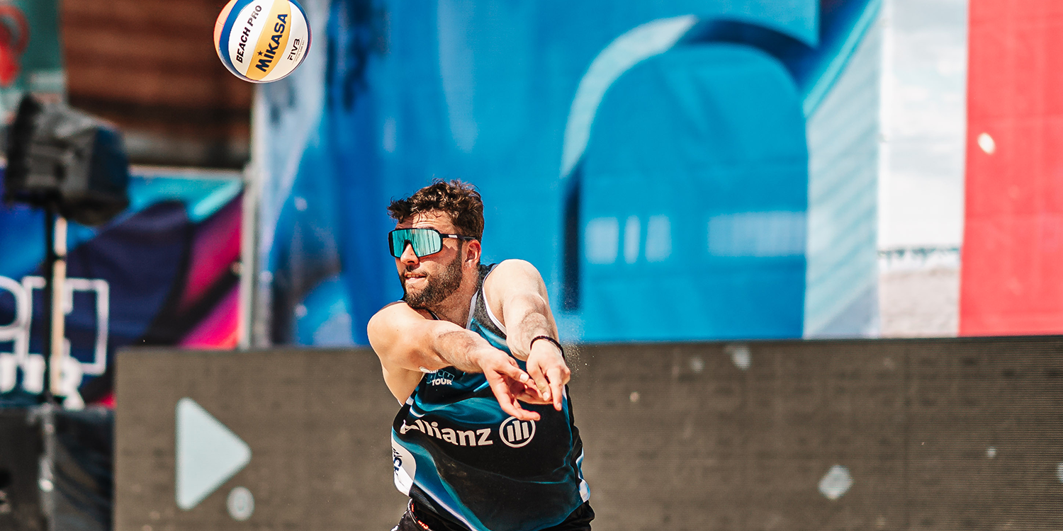 Volleyballspieler mit Gamechanger Sportsonnenbrille baggert den Ball