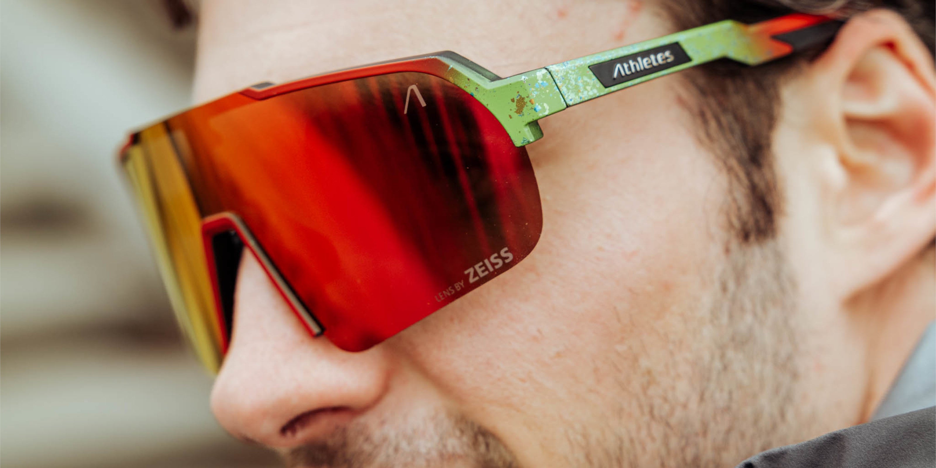 Nahaufnahme eines Mannes mit Sportsonnenbrille und ZEISS Gläsern